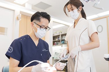 矯正治療は専門の歯科医師が担当します