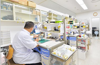 技工室長：我妻 雅博 イメージ1